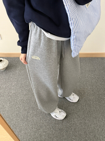 Дамски джогър панталони с лого, с флисово вътрешно подгряване, свободна кройка, висока талия, памук-полиестерова смес (50–70% памук, 30–50% полиестер), зимна колекция 2025