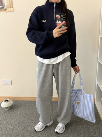 Дамски джогър панталони с лого, с флисово вътрешно подгряване, свободна кройка, висока талия, памук-полиестерова смес (50–70% памук, 30–50% полиестер), зимна колекция 2025