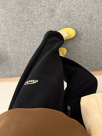 Дамски джогър панталони с лого, с флисово вътрешно подгряване, свободна кройка, висока талия, памук-полиестерова смес (50–70% памук, 30–50% полиестер), зимна колекция 2025