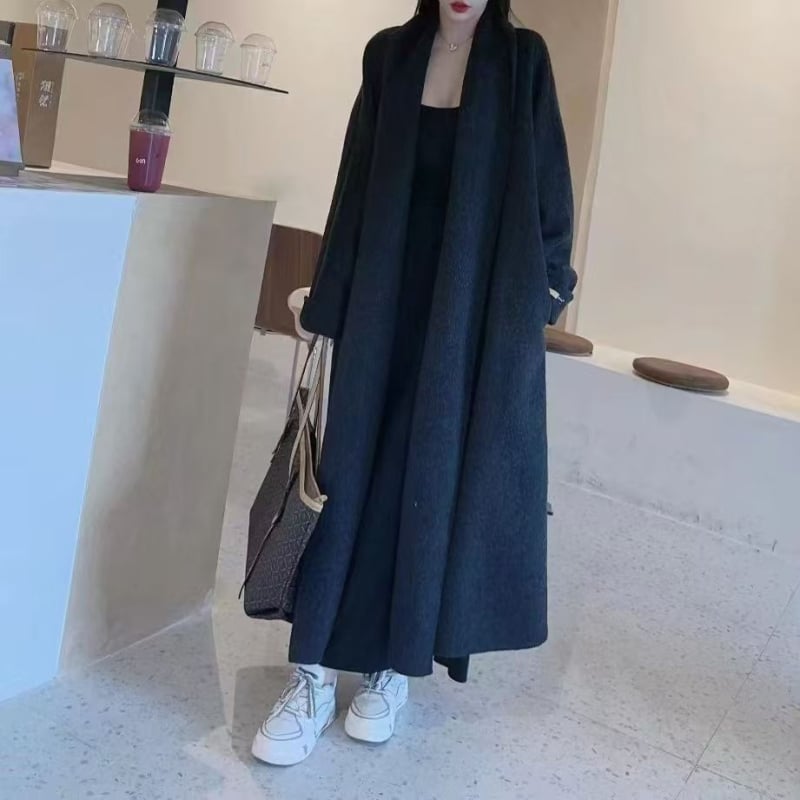 Ilgas vilnos žieminis paltas, storas, moteriško kirpimo, vienos spalvos, priekyje raištelis, elastano mišinys