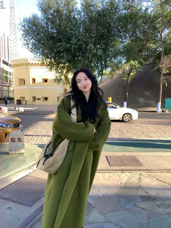 Vilninis švarkas su spandeksu, dvipusis, dirbtinio kailio apykaklė, laisvas kirpimas, rudens-žiemos 2024