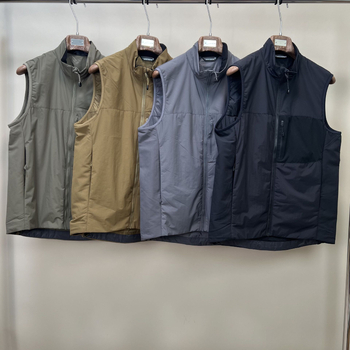 Vyrinė su gobtuvu taktine liemenė — vėją atspari ir vandeniui, poliesterio užpildas, laisvas kirpimas, kišenės su patch