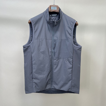 Vyrinė su gobtuvu taktine liemenė — vėją atspari ir vandeniui, poliesterio užpildas, laisvas kirpimas, kišenės su patch