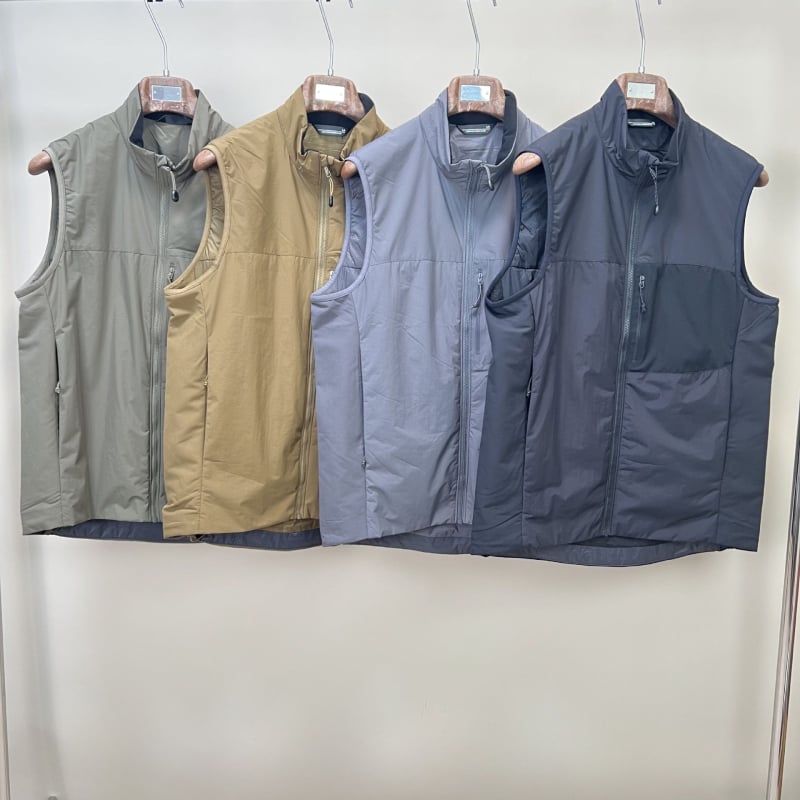 Vyrinė su gobtuvu taktine liemenė — vėją atspari ir vandeniui, poliesterio užpildas, laisvas kirpimas, kišenės su patch