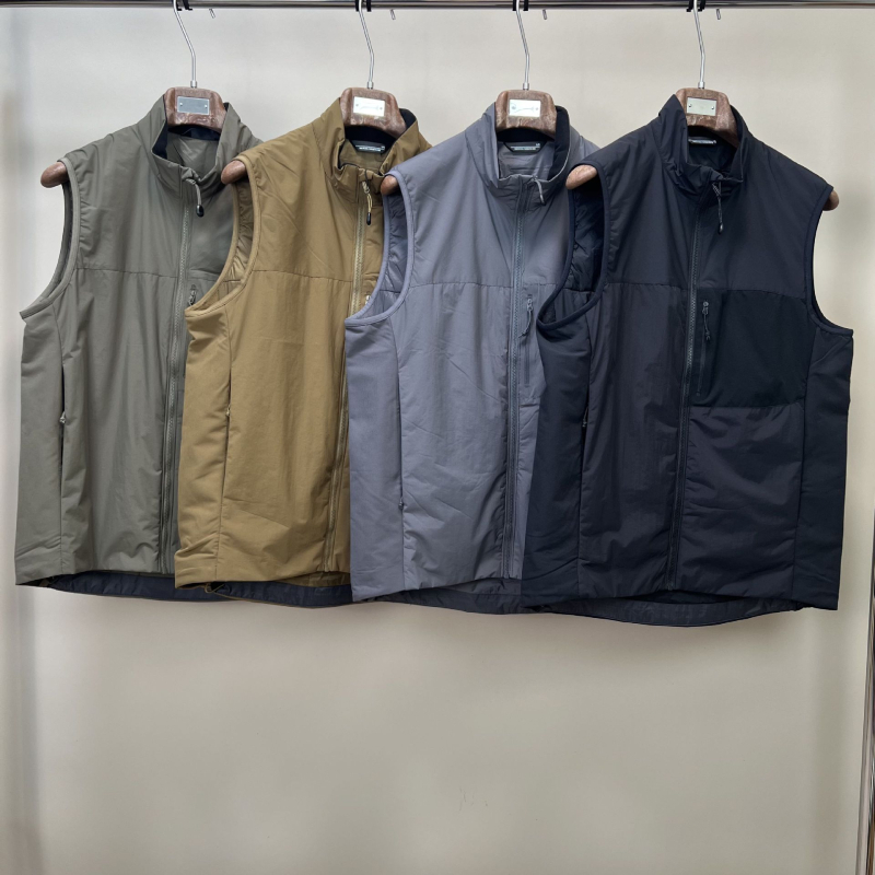 Vyrinė su gobtuvu taktine liemenė — vėją atspari ir vandeniui, poliesterio užpildas, laisvas kirpimas, kišenės su patch