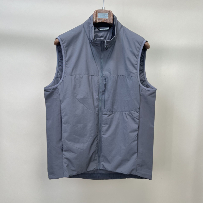 Vyrinė su gobtuvu taktine liemenė — vėją atspari ir vandeniui, poliesterio užpildas, laisvas kirpimas, kišenės su patch