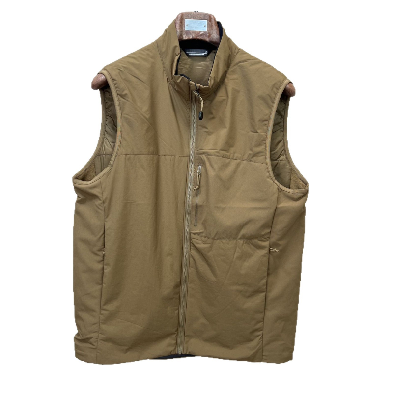 Vyrinė su gobtuvu taktine liemenė — vėją atspari ir vandeniui, poliesterio užpildas, laisvas kirpimas, kišenės su patch