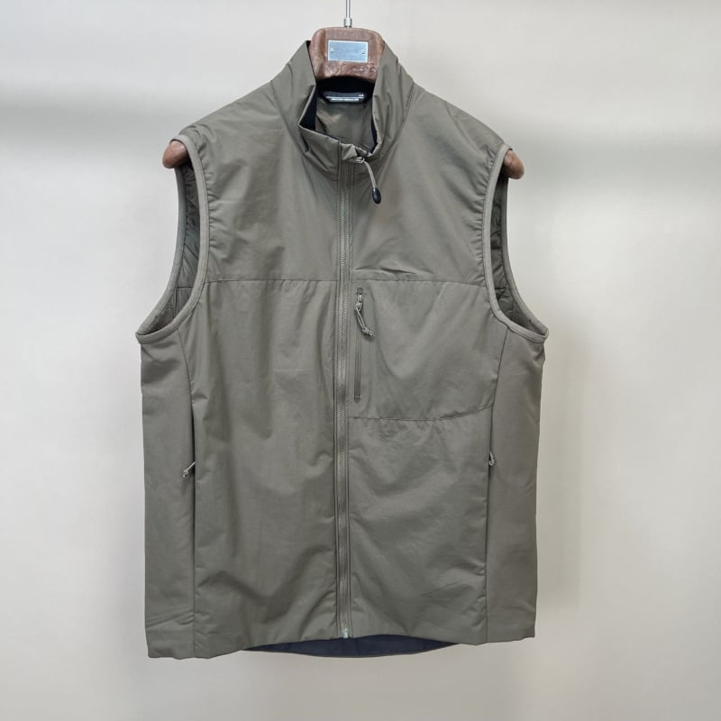 Vyrinė su gobtuvu taktine liemenė — vėją atspari ir vandeniui, poliesterio užpildas, laisvas kirpimas, kišenės su patch