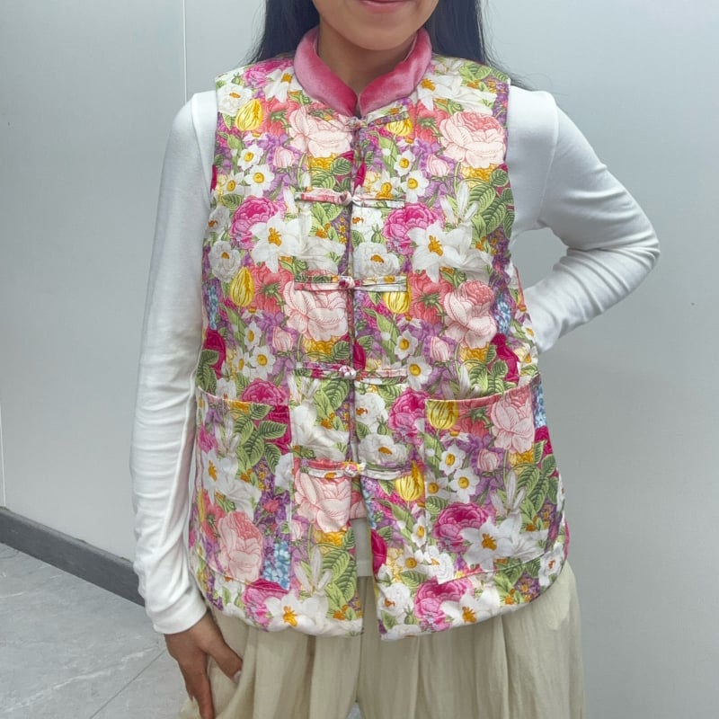 Moteriška medvilninė liemenė su gėlių raštu, stovinčio kaklo, medvilnės užpildas, ilgas kirpimas