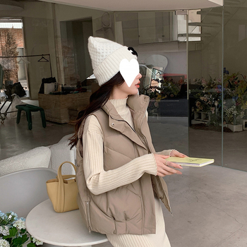 Ženska vesta s punjenjem od perja i pamuka - stojeći ovratnik, zatvarač sprijeda (debela tkanina; udoban kroj; vanjska tkanina poliester; punjenje perjem i pamukom; duljina 50–65 cm)