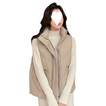 Ženska vesta s punjenjem od perja i pamuka - stojeći ovratnik, zatvarač sprijeda (debela tkanina; udoban kroj; vanjska tkanina poliester; punjenje perjem i pamukom; duljina 50–65 cm)