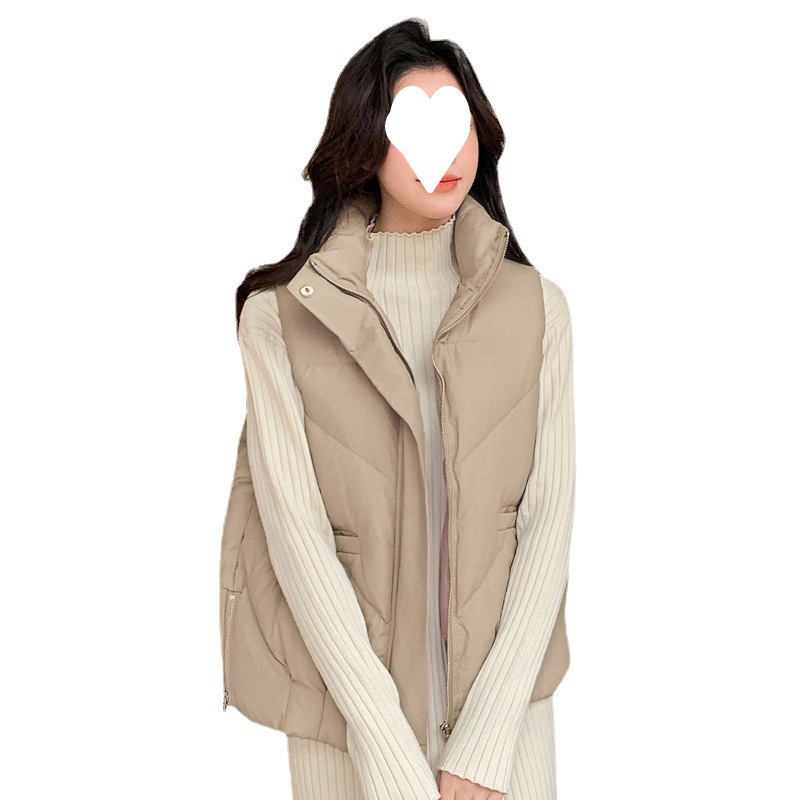 Ženska vesta s punjenjem od perja i pamuka - stojeći ovratnik, zatvarač sprijeda (debela tkanina; udoban kroj; vanjska tkanina poliester; punjenje perjem i pamukom; duljina 50–65 cm)