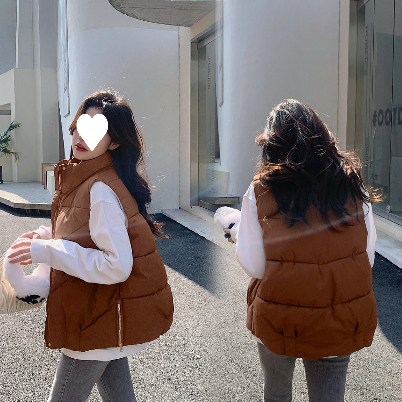 Ženska vesta s punjenjem od perja i pamuka - stojeći ovratnik, zatvarač sprijeda (debela tkanina; udoban kroj; vanjska tkanina poliester; punjenje perjem i pamukom; duljina 50–65 cm)