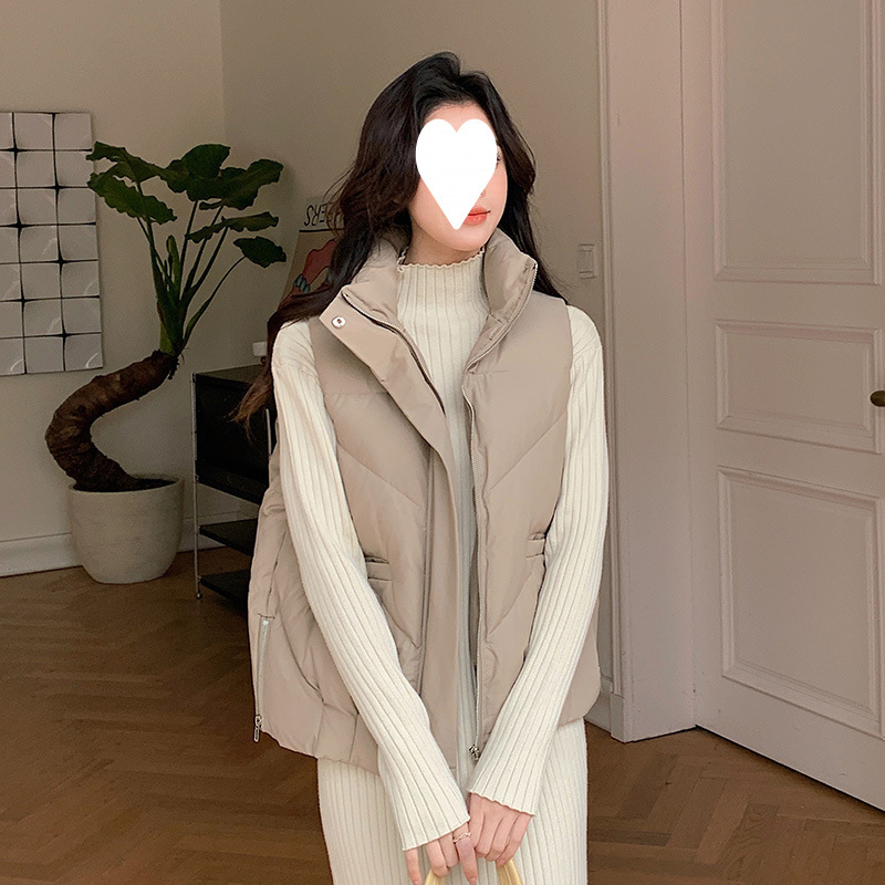 Ženska vesta s punjenjem od perja i pamuka - stojeći ovratnik, zatvarač sprijeda (debela tkanina; udoban kroj; vanjska tkanina poliester; punjenje perjem i pamukom; duljina 50–65 cm)