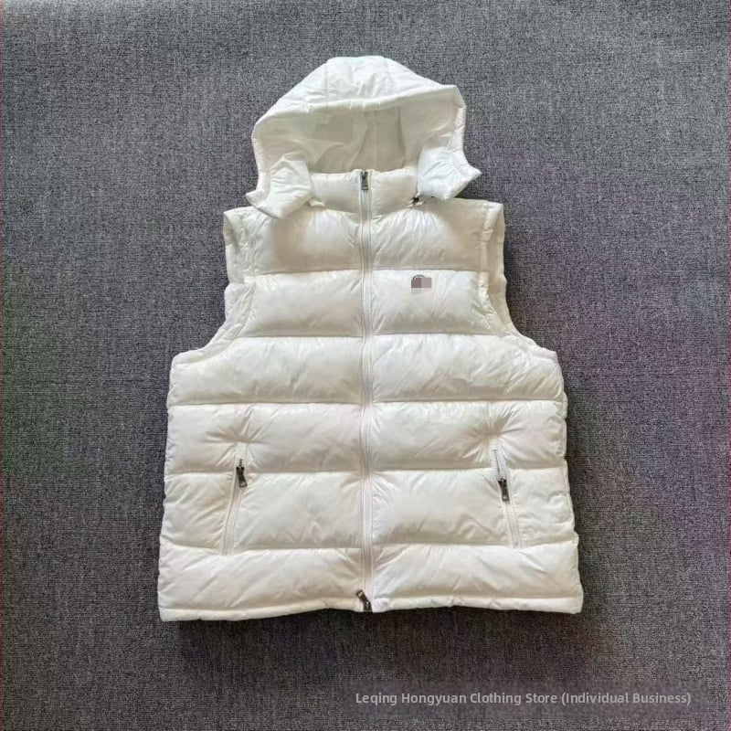 Vyrinė gobtuvinė liemenė su pūkine užtrauktukais kišenėmis, išorė poliesteris, užpildas medvilnė, vidus acetatas, žiema 2025