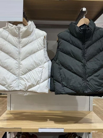 Vestă scurtă de damă din chenille, cu guler înalt, fermoar, lungime 40–50 cm, țesătură chenille, 80–90% poliester și spandex, iarnă 2025