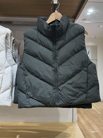 Vestă scurtă de damă din chenille, cu guler înalt, fermoar, lungime 40–50 cm, țesătură chenille, 80–90% poliester și spandex, iarnă 2025