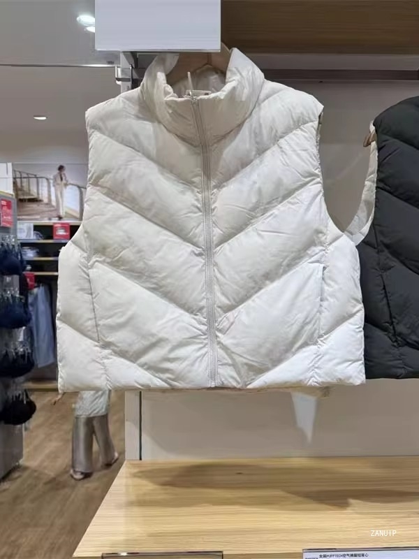 Vestă scurtă de damă din chenille, cu guler înalt, fermoar, lungime 40–50 cm, țesătură chenille, 80–90% poliester și spandex, iarnă 2025