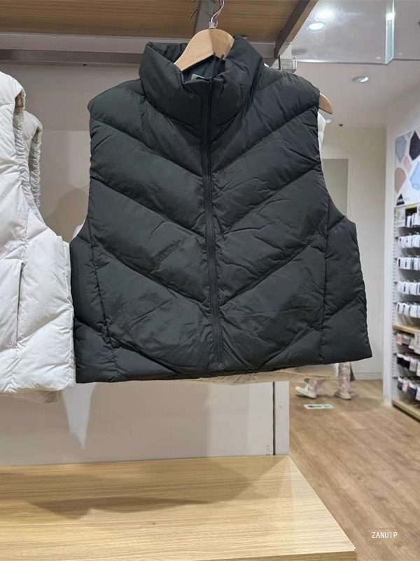 Vestă scurtă de damă din chenille, cu guler înalt, fermoar, lungime 40–50 cm, țesătură chenille, 80–90% poliester și spandex, iarnă 2025