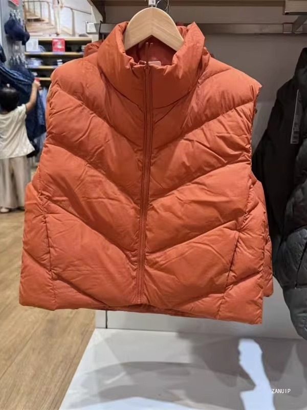 Vestă scurtă de damă din chenille, cu guler înalt, fermoar, lungime 40–50 cm, țesătură chenille, 80–90% poliester și spandex, iarnă 2025