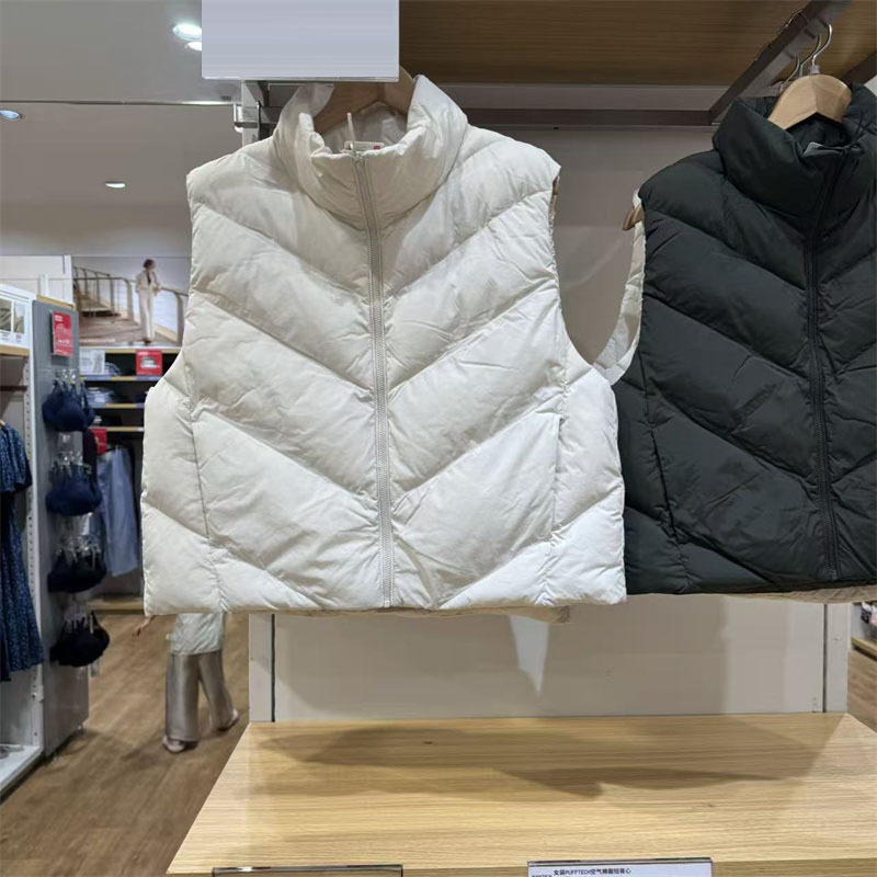 Vestă scurtă de damă din chenille, cu guler înalt, fermoar, lungime 40–50 cm, țesătură chenille, 80–90% poliester și spandex, iarnă 2025