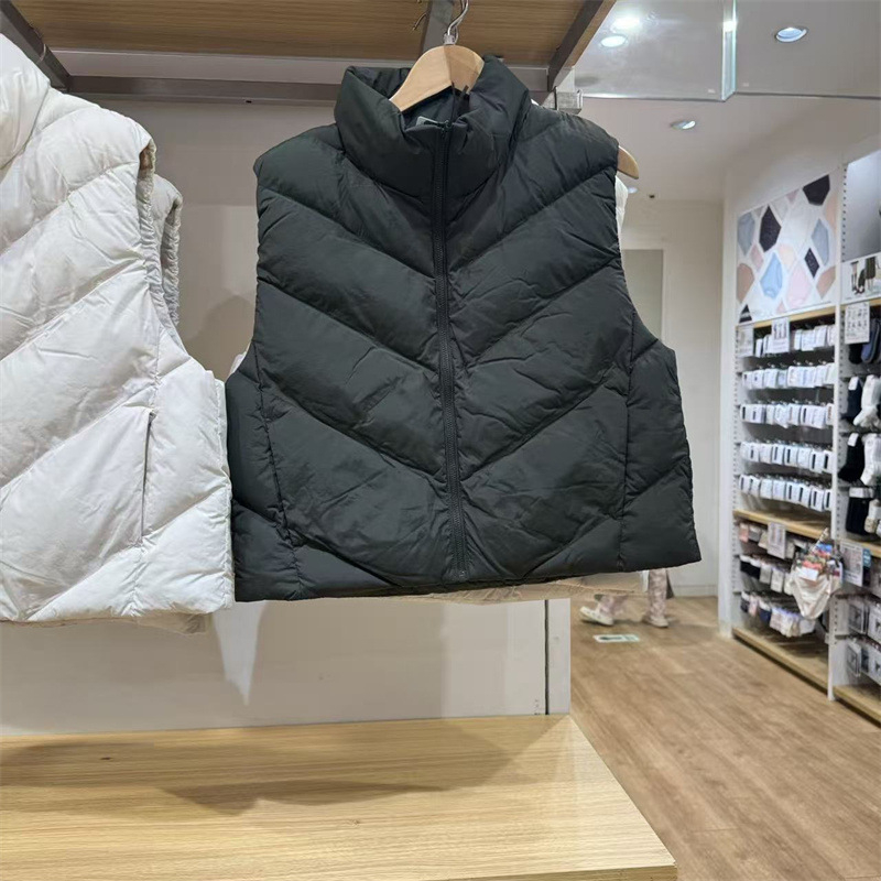 Vestă scurtă de damă din chenille, cu guler înalt, fermoar, lungime 40–50 cm, țesătură chenille, 80–90% poliester și spandex, iarnă 2025
