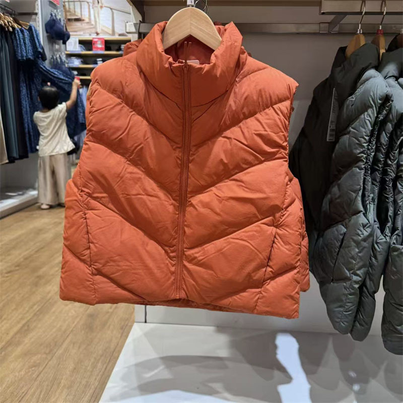 Vestă scurtă de damă din chenille, cu guler înalt, fermoar, lungime 40–50 cm, țesătură chenille, 80–90% poliester și spandex, iarnă 2025