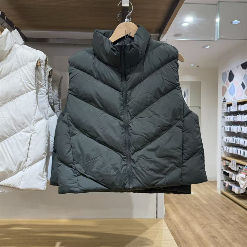 Vestă scurtă de damă din chenille, cu guler înalt, fermoar, lungime 40–50 cm, țesătură chenille, 80–90% poliester și spandex, iarnă 2025