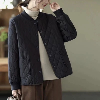 Moteriškas trumpas kviltonuotas palto su apvaliu kaklu, ilgomis rankovėmis, vienos eilės mygtukų uždarymas