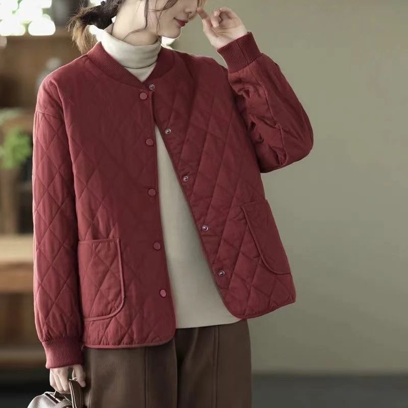 Moteriškas trumpas kviltonuotas palto su apvaliu kaklu, ilgomis rankovėmis, vienos eilės mygtukų uždarymas