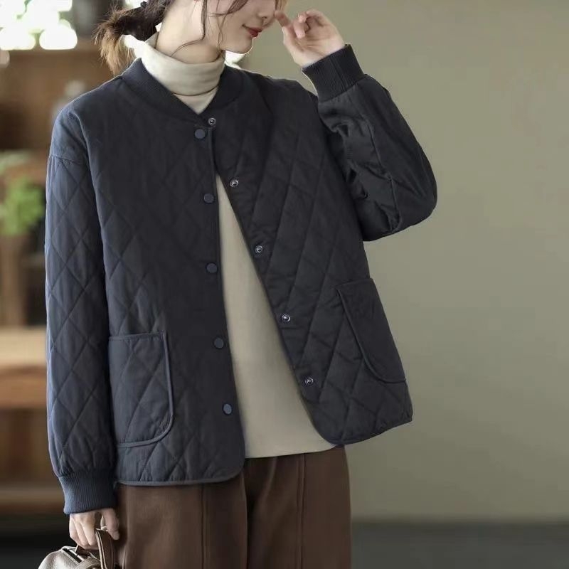 Moteriškas trumpas kviltonuotas palto su apvaliu kaklu, ilgomis rankovėmis, vienos eilės mygtukų uždarymas