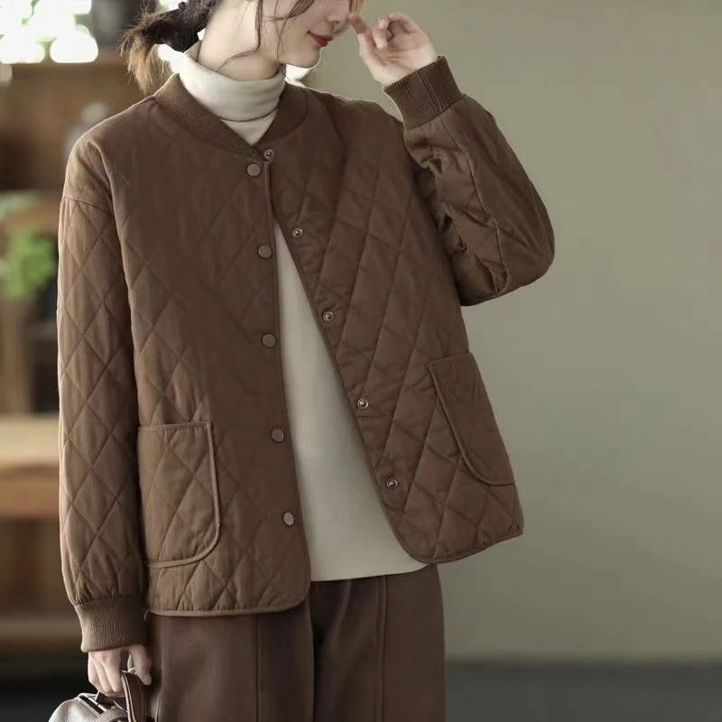 Moteriškas trumpas kviltonuotas palto su apvaliu kaklu, ilgomis rankovėmis, vienos eilės mygtukų uždarymas