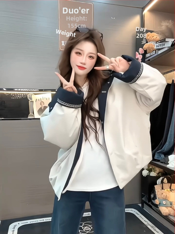 Moteriška striukė su gobtuvu, be avies vilnos pildymo, laisvas kirpimo, polo apykaklė, be lyginimo