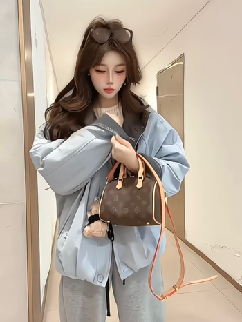 Moteriška striukė su gobtuvu, be avies vilnos pildymo, laisvas kirpimo, polo apykaklė, be lyginimo