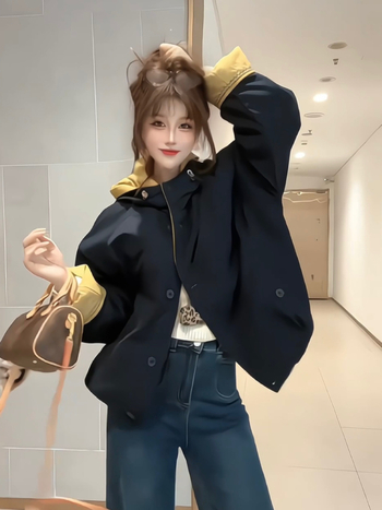 Moteriška striukė su gobtuvu, be avies vilnos pildymo, laisvas kirpimo, polo apykaklė, be lyginimo