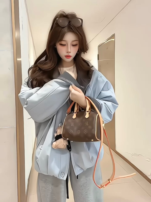 Moteriška striukė su gobtuvu, be avies vilnos pildymo, laisvas kirpimo, polo apykaklė, be lyginimo