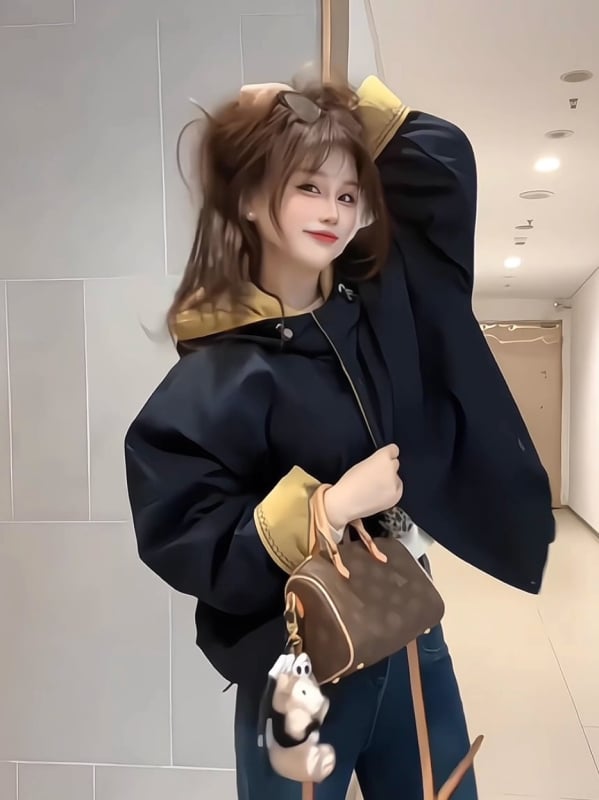 Moteriška striukė su gobtuvu, be avies vilnos pildymo, laisvas kirpimo, polo apykaklė, be lyginimo