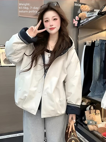 Moteriška striukė su gobtuvu, spalvų blokais, su fliso pamušalu, stora, trumpas kirpimas, laisvas kirpimas