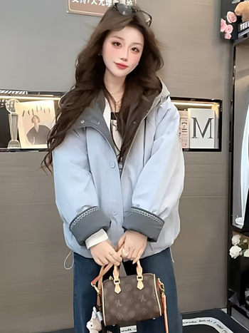 Moteriška striukė su gobtuvu, spalvų blokais, su fliso pamušalu, stora, trumpas kirpimas, laisvas kirpimas