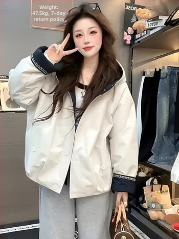 Moteriška striukė su gobtuvu, spalvų blokais, su fliso pamušalu, stora, trumpas kirpimas, laisvas kirpimas