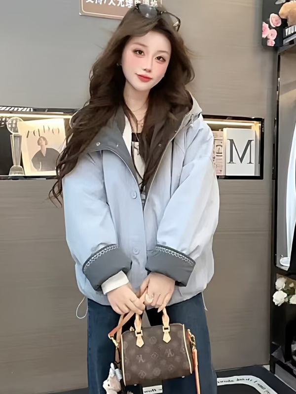 Moteriška striukė su gobtuvu, spalvų blokais, su fliso pamušalu, stora, trumpas kirpimas, laisvas kirpimas