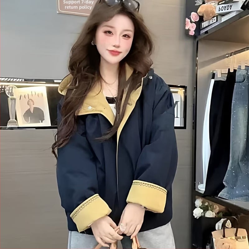 Moteriška striukė su gobtuvu, spalvų blokais, su fliso pamušalu, stora, trumpas kirpimas, laisvas kirpimas