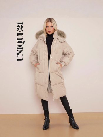 Памучно подплатено палто с качулка, средна дължина, материя полиестер и еластан, подплата с пух, подвижна изкуствена пухова яка, ципово закопчаване