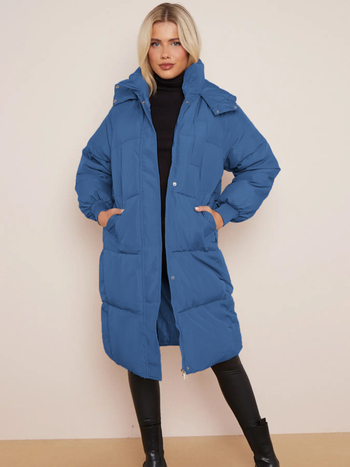 Памучно подплатено палто с качулка, средна дължина, материя полиестер и еластан, подплата с пух, подвижна изкуствена пухова яка, ципово закопчаване