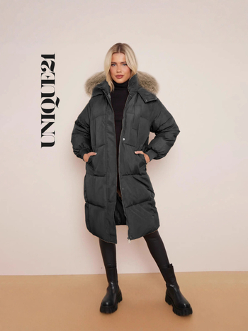 Памучно подплатено палто с качулка, средна дължина, материя полиестер и еластан, подплата с пух, подвижна изкуствена пухова яка, ципово закопчаване