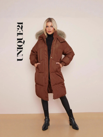 Памучно подплатено палто с качулка, средна дължина, материя полиестер и еластан, подплата с пух, подвижна изкуствена пухова яка, ципово закопчаване