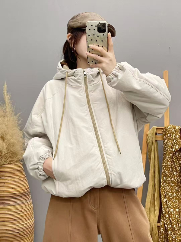 Дамско памучно подплатено яке с качулка — дебел пълнеж от имитационна коприна, основа: памук и полиестер, свободен силует, еднокопчено закопчаване, дължина 50–65 см