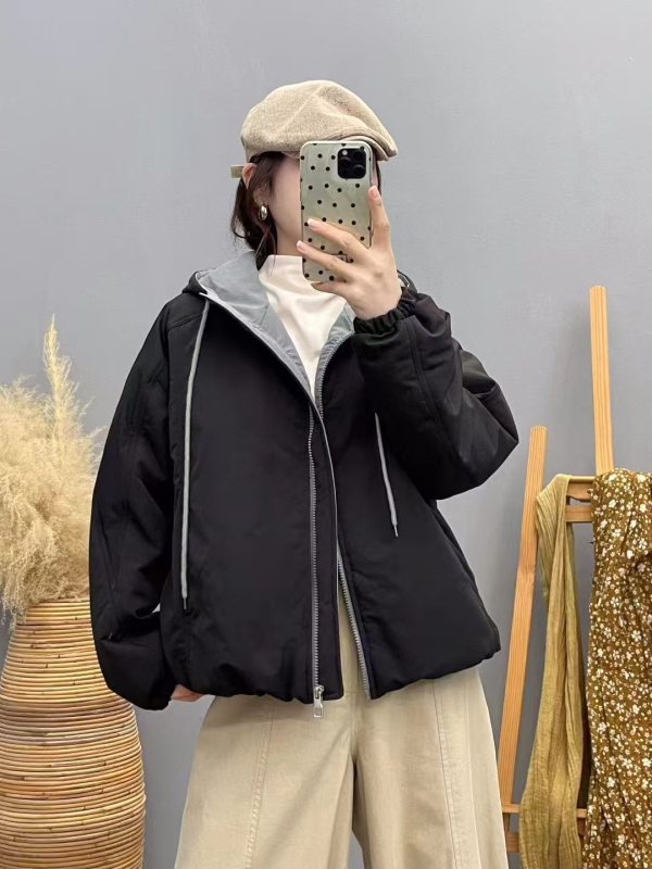 Дамско памучно подплатено яке с качулка — дебел пълнеж от имитационна коприна, основа: памук и полиестер, свободен силует, еднокопчено закопчаване, дължина 50–65 см