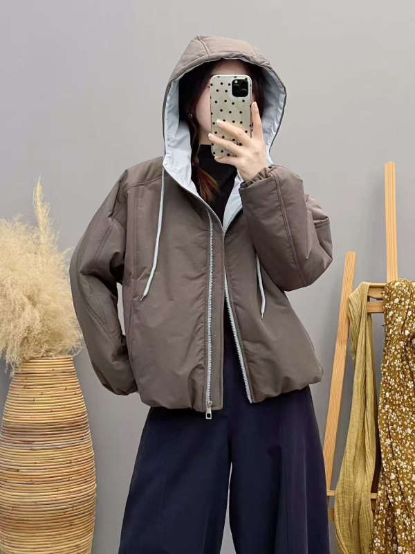 Дамско памучно подплатено яке с качулка — дебел пълнеж от имитационна коприна, основа: памук и полиестер, свободен силует, еднокопчено закопчаване, дължина 50–65 см