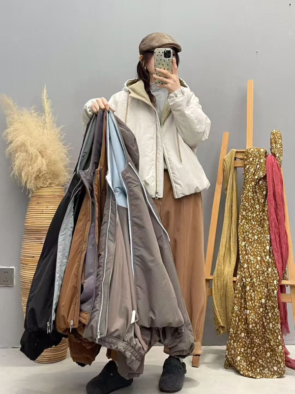 Дамско памучно подплатено яке с качулка — дебел пълнеж от имитационна коприна, основа: памук и полиестер, свободен силует, еднокопчено закопчаване, дължина 50–65 см